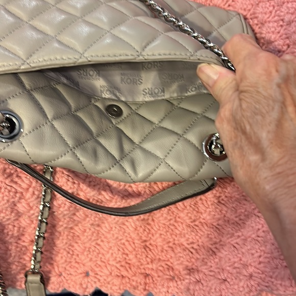 Michael Kohr gray quilted final bag that can be carried the chain inside - Picture 14 of 14